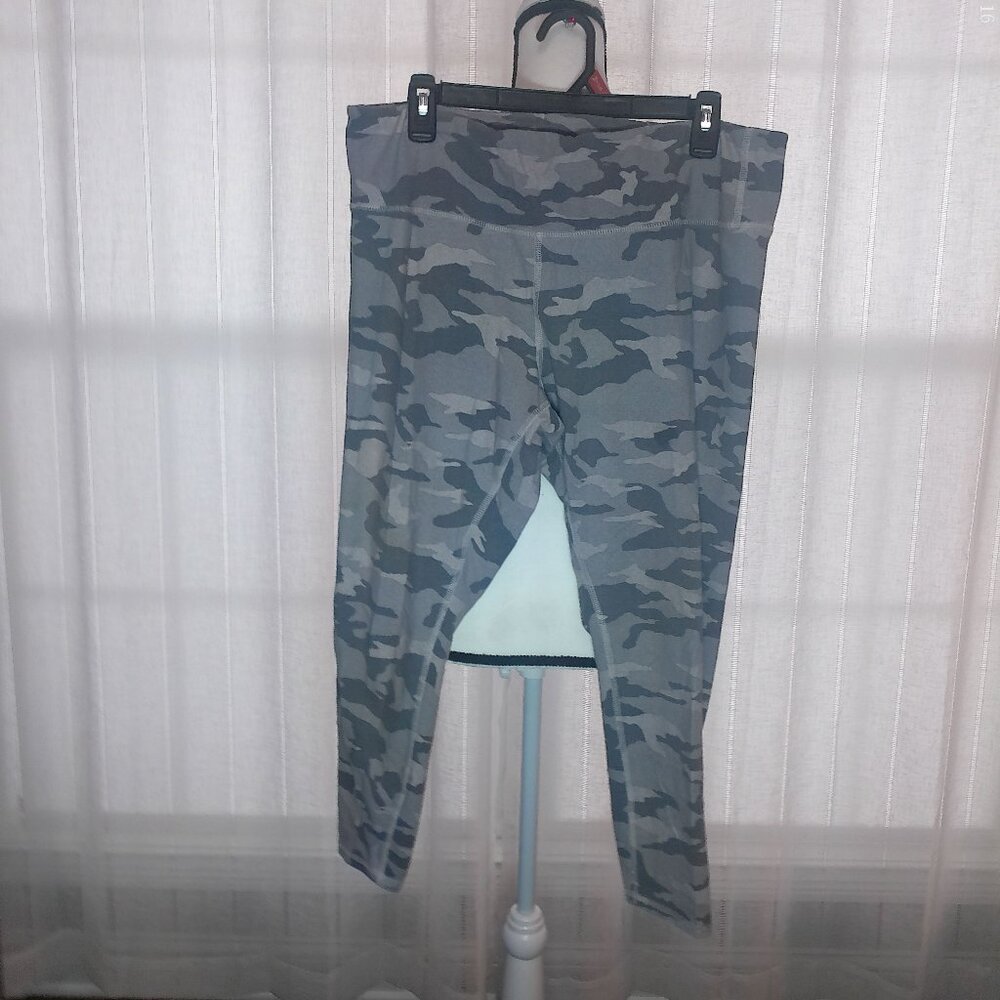 PHILOSOPHY Camo Gray Capri Legging 1X